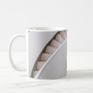 WITTE EN BROEIENDE CONCRETE SPIRALE STAIRS KOFFIEMOK