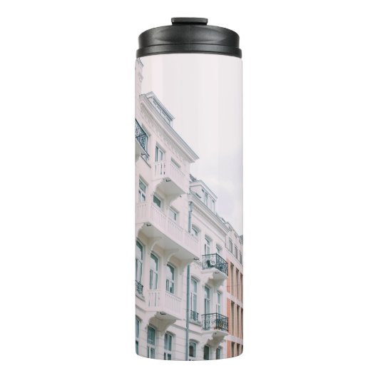 WITTE EN BROEIENDE GEBOUWEN THERMOSBEKER (Voorkant)