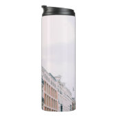 WITTE EN BROEIENDE GEBOUWEN THERMOSBEKER (Geroteerd rechts)