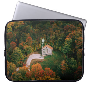 WITTE EN BROEIENDE HUIS, OMGEVREDEN DOOR BOMEN LAPTOP SLEEVE