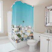 Witte en bruine betonnen huizen onder blauwe hemel douchegordijn (In situ)