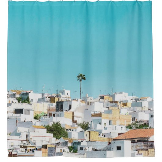Witte en bruine betonnen huizen onder blauwe hemel douchegordijn (Voorkant)