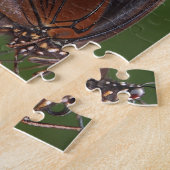 Witte en bruine vlinder op rode bloem legpuzzel (Zijkant)