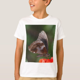 Witte en bruine vlinder op rode bloem t-shirt
