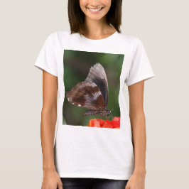 Witte en bruine vlinder op rode bloem t-shirt