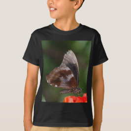 Witte en bruine vlinder op rode bloem t-shirt