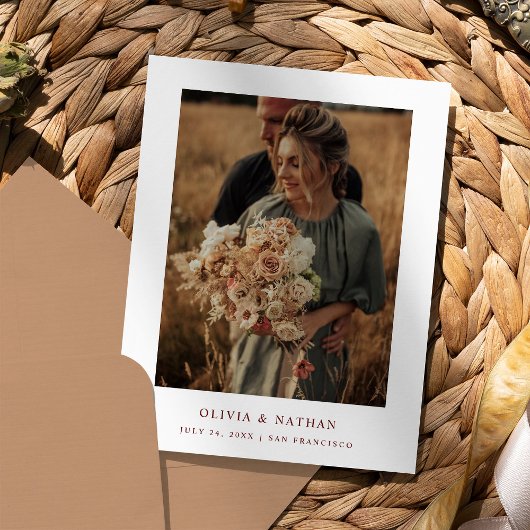 Witte en donkerrode tekst en foto | De datum opsla Aankondigingskaart