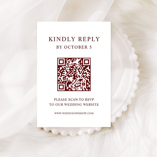 Witte en donkerrode tekst | QR-code bruiloft RSVP Kaartje