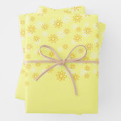 Witte en gele bloemen op pastelgeel inpakpapier vel (In situ)