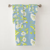 Witte en gele bloemen patroon op grijs bad handdoek (Insitu)