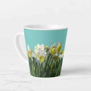 Witte en gele Daffodils Cust. BC Blue Latte Mok