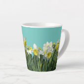 Witte en gele Daffodils Cust. BC Blue Latte Mok (Rechterhoek)