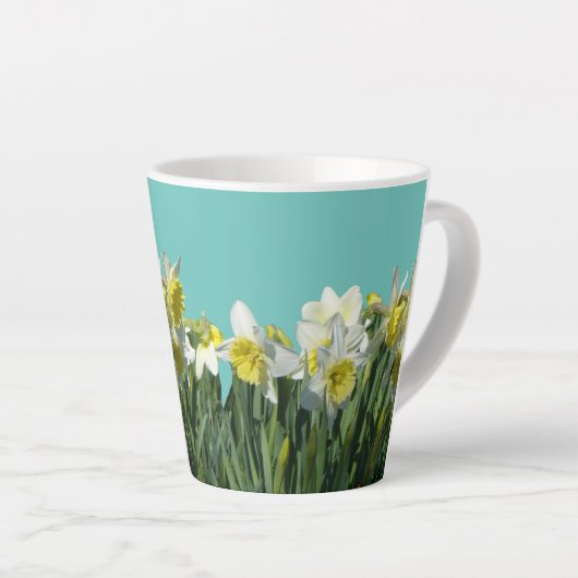 Witte en gele Daffodils Cust. BC Blue Latte Mok (Rechterhoek)