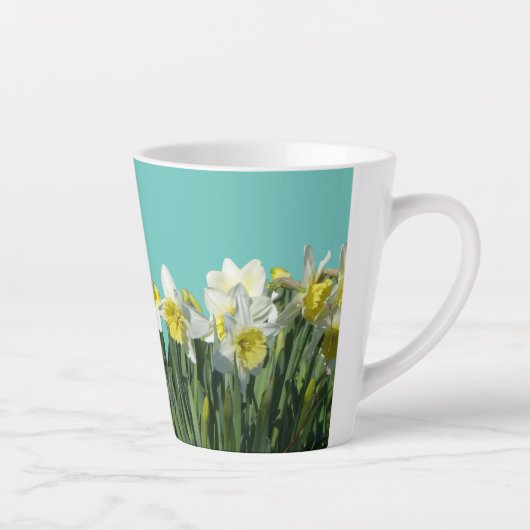 Witte en gele Daffodils Cust. BC Blue Latte Mok (Rechts)