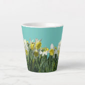 Witte en gele Daffodils Cust. BC Blue Latte Mok (Voorkant)