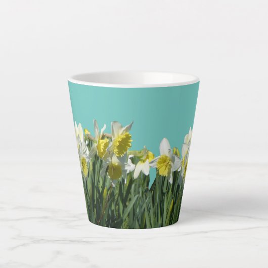 Witte en gele Daffodils Cust. BC Blue Latte Mok (Voorkant)