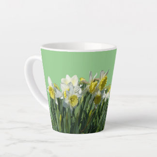 Witte en gele Daffodils Cust. BC Green Latte Mok