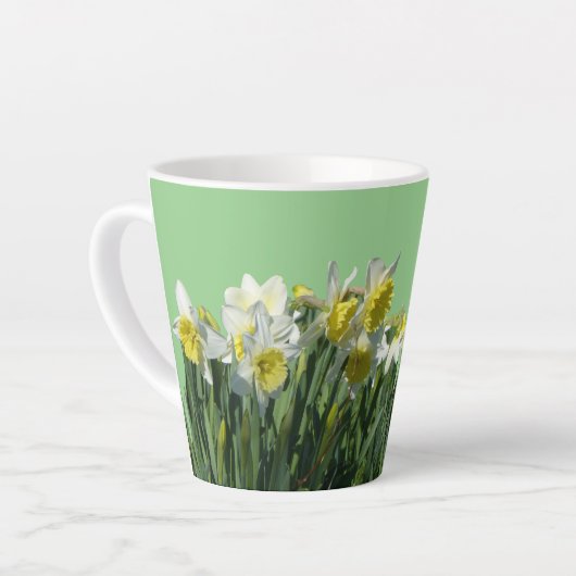 Witte en gele Daffodils Cust. BC Green Latte Mok (Linkerhoek)
