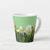 Witte en gele Daffodils Cust. BC Green Latte Mok (Rechterhoek)