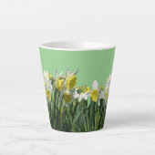 Witte en gele Daffodils Cust. BC Green Latte Mok (Voorkant)