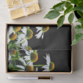 Witte en gele madeliefjes op zwart tissuepapier (Geschenk)