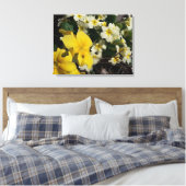 Witte en gele tuinbloemen canvas afdruk (Insitu (Slaapkamer))