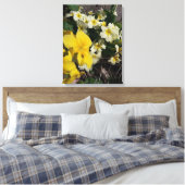 Witte en gele tuinbloemen canvas afdruk (Insitu (Slaapkamer))