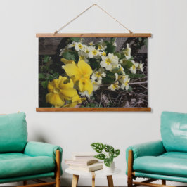 Witte en gele tuinbloemen hangend wandkleed