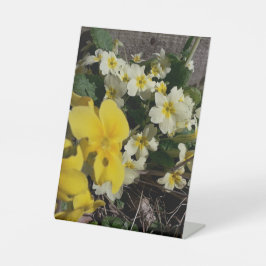 Witte en gele tuinbloemen reclamebord met voetstuk