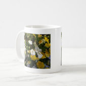 Witte en gele viooltjes koffiemok (Voorkant links)