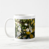 Witte en gele viooltjes koffiemok (Links)