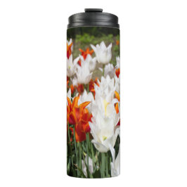 Witte en gemberkleurige tulpen in de tuin     thermosbeker