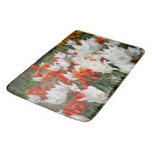 Witte en gembertulpen in de tuin badmat (Gekanteld)