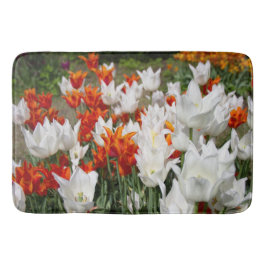 Witte en gembertulpen in de tuin badmat