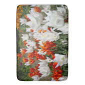 Witte en gembertulpen in de tuin badmat (Voorkant Verticaal)