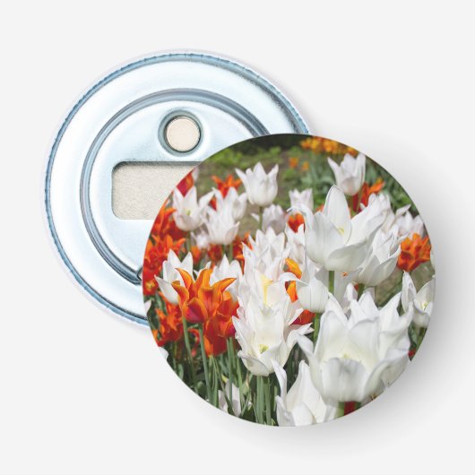 Witte en gembertulpen in de tuin button flesopener (Voorkant)
