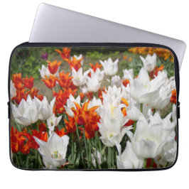 Witte en gembertulpen in de tuin laptop sleeve