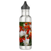 Witte en gembertulpen in de tuin waterfles  (Links)