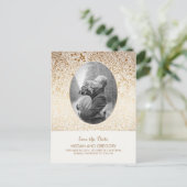 Witte en Gouden Bloemen Chic Foto Bewaar de Datum Aankondigingskaart (Staand voorkant)