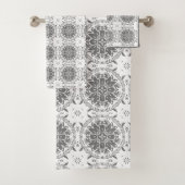 Witte en grijze folklore ornament damask bad handdoek (Insitu)