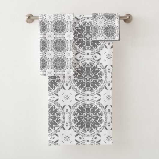 Witte en grijze folklore ornament damask bad handdoek (Insitu)