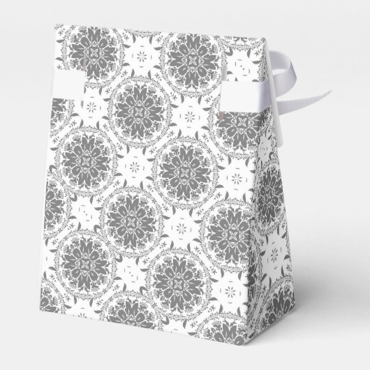 Witte en grijze folklore ornament damask bedankdoosjes (Achterkant)