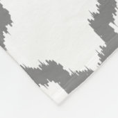 Witte en grijze Ikat Quatrefoil omkeerbaar patroon Fleece Deken (Hoek)
