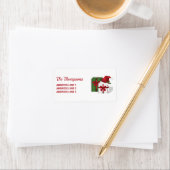 Witte en groene cadeaudozen met een kerstmuts etiket (Insitu)