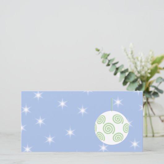Witte en groene kerst Bauble. Op Starry Blue. Feestdagenkaart (Staand voorkant)