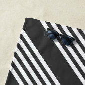 Witte en houtskool vijf strepen patroon strandlaken (In situ)