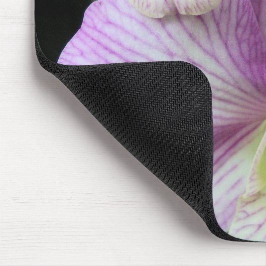 Witte en lichte paarse orchideeën op een mousepad muismat (Hoek)