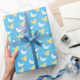 Witte en lichtgele vlinders die blauw vliegen cadeaupapier