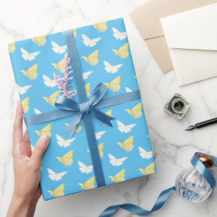 Witte en lichtgele vlinders die blauw vliegen cadeaupapier