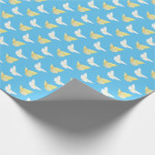 Witte en lichtgele vlinders die blauw vliegen cadeaupapier (Hoek)